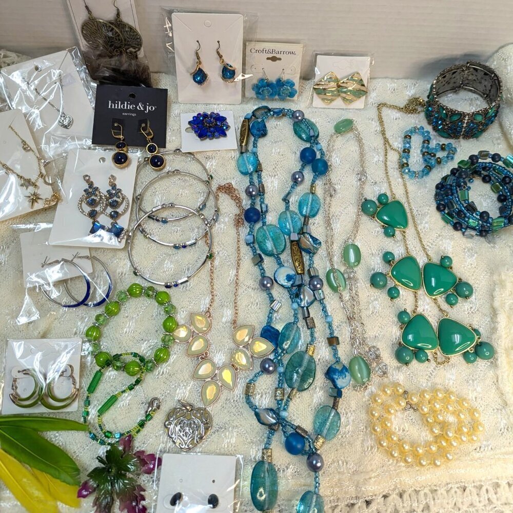 Lot Of 24 Costume Jewelry Necklaces Brooches Earrings Bracelets Mixed Materials